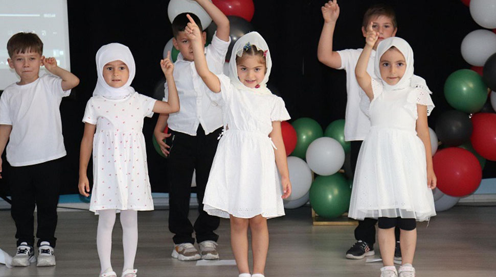 Kemah Kaymakamı Resul Tutay, ilçede eğitim gören öğrencilerin Kur’an-ı Kerim