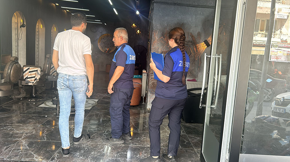 Erzincan Belediyesi Zabıta Müdürlüğü ekipleri, şehir merkezindeki 56 erkek kuaföründe