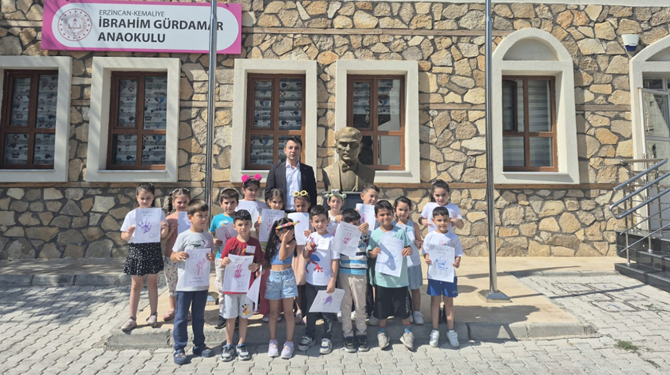 Kemaliye ilçe milli eğitim müdürü Bozkurt, minik öğrencilerin heyecanına ortak