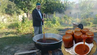 Erzincan’ın yüksek rakımlı yaylalarında toplanan kuşburnu, içerdiği bol C vitamini