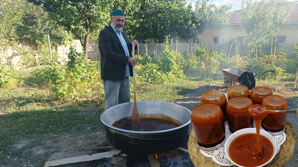 Erzincan’ın yüksek rakımlı yaylalarında toplanan kuşburnu, içerdiği bol C vitamini