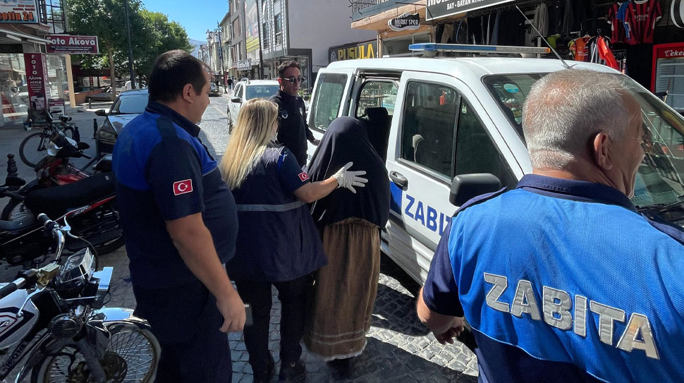Erzincan Belediyesi Zabıta ekipleri, şehir genelinde dilencilere yönelik operasyon düzenleyerek