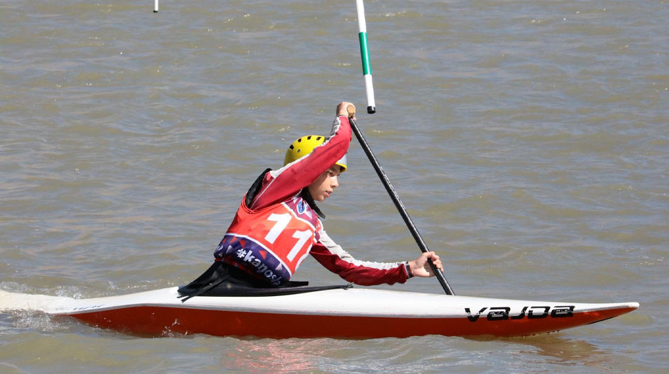 Kemah’taki Karasu Nehri’nde 6 ilden 120 sporcunun katılımıyla gerçekleşen Akarsu