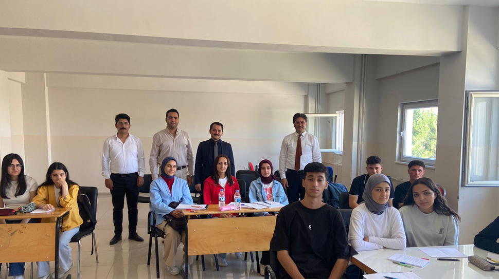 İliç Cumhuriyet Başsavcısı ve ilçe Devlet Hastanesi Başhekimi liseli öğrencilerle