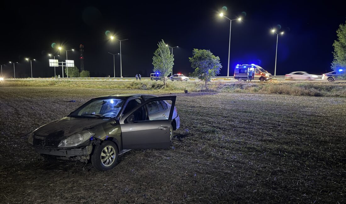 Erzincan’da sürücüsünün direksiyon hakimiyetini kaybetmesi neticesinde şarampole uçan otomobildeki 2