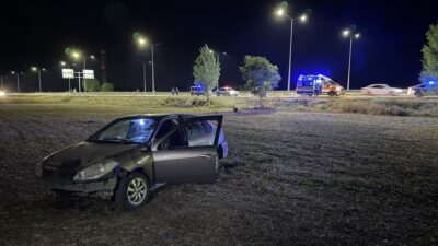 Erzincan’da sürücüsünün direksiyon hakimiyetini kaybetmesi neticesinde şarampole uçan otomobildeki 2