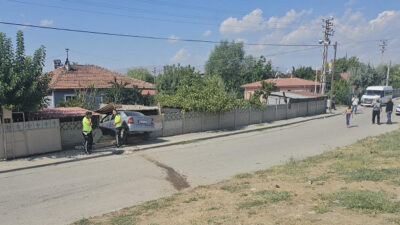 Erzincan’da otomobilin bahçe duvarına çarpması sonucu sürücü, yaralandı.Edinilen bilgiye göre,