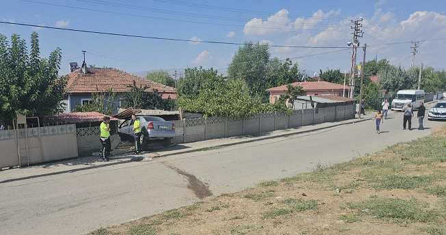 Erzincan’da otomobilin bahçe duvarına çarpması sonucu sürücü, yaralandı.Edinilen bilgiye göre,
