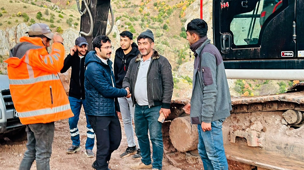 Erzincan’ın Refahiye ilçesine bağlı Mendemeçukuru Köyü’nde sürdürülen yol yapım ve