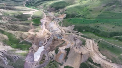 Erzurum’un Pasinler ilçesinde yapımı süren Kavuşturan Göleti, 1.060 dekarlık tarım