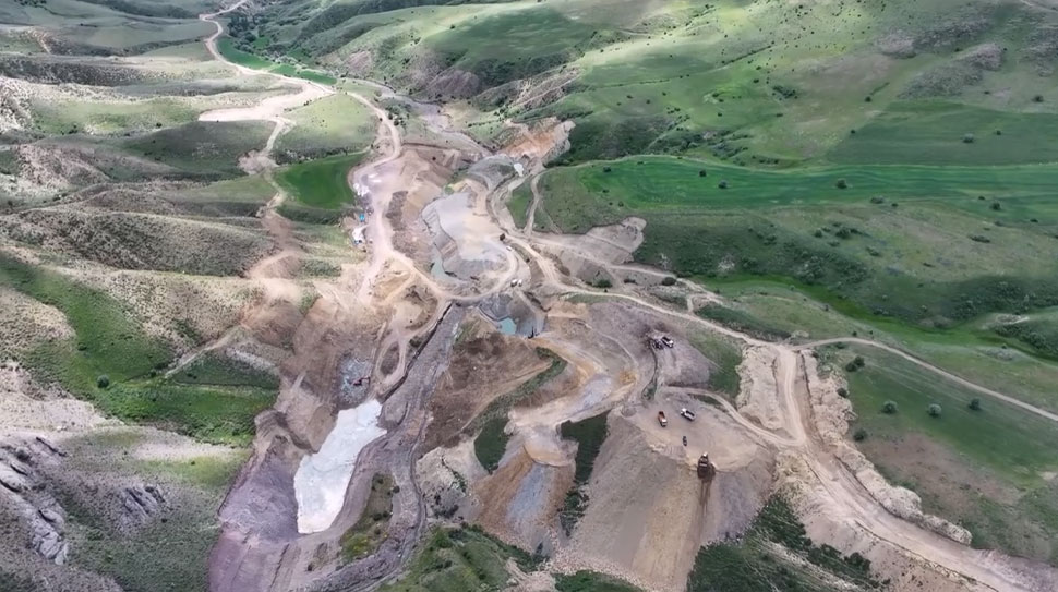 Erzurum’un Pasinler ilçesinde yapımı süren Kavuşturan Göleti, 1.060 dekarlık tarım