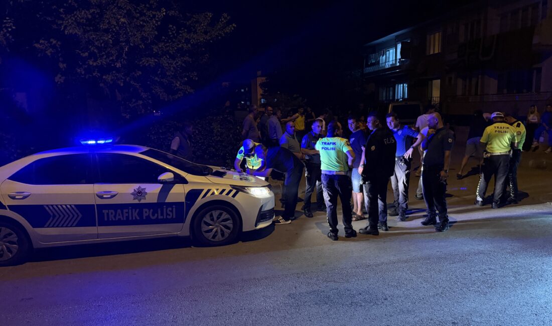 Erzincan’da hafif ticari araç ile motosikletin çarpışması sonucu meydana gelen
