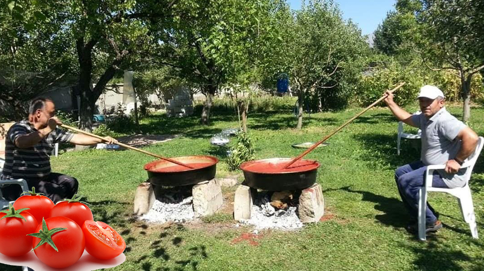 Erzincan’da yıllardır süregelen kış hazırlıkları kapsamında, ev yapımı salça yapımı