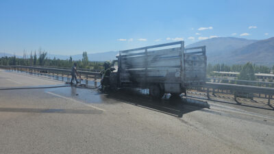 Erzincan’da seyir halindeki bir kamyonette yangın çıktı. Yangında kamyonet, kullanılamaz