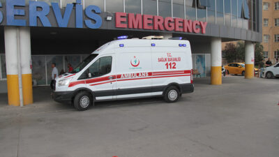 Erzincan’da kontrolden çıkan motosiklet bariyerlere çarptıktan sonra devrildi ve ardından