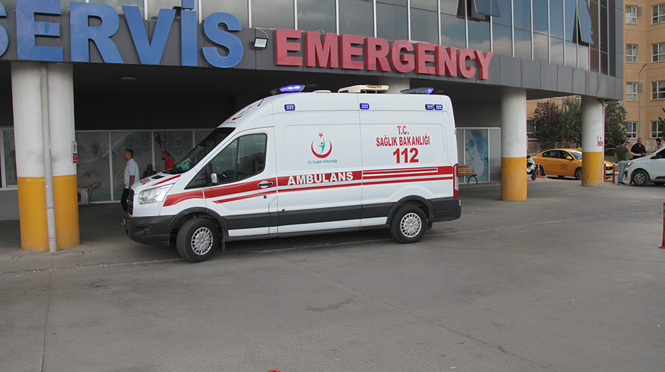 Erzincan’da kontrolden çıkan motosiklet bariyerlere çarptıktan sonra devrildi ve ardından