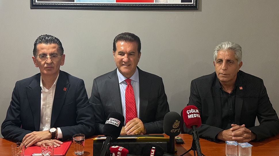 CHP Erzincan Milletvekili Mustafa Sarıgül, partisinin il başkanlığında düzenlediği basın