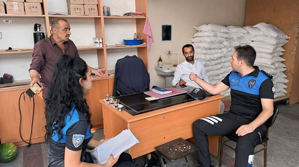 Erzincan’da Toplum Destekli Polislik Şube Müdürlüğü ekipleri, esnafı ziyaret ederek