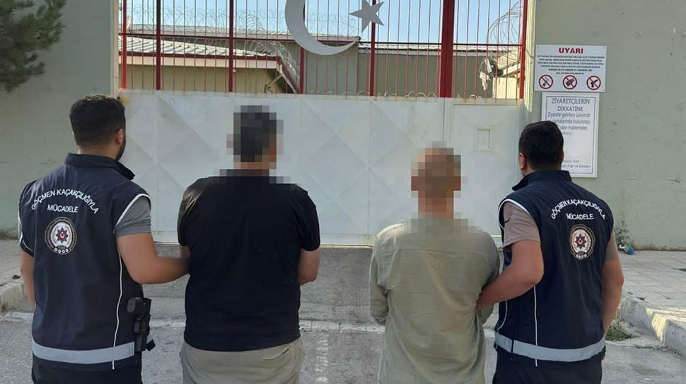 Erzurum-Erzincan Karayolunda Kaçak Göçmen Operasyonu Erzurum-Erzincan karayolunda durdurulan araçlarda yapılan