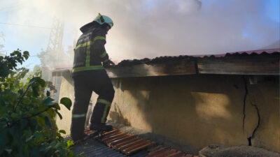 Erzincan’da bir tandır ekmeği işletmesinde çıkan yangın itfaiye ekipleri tarafından