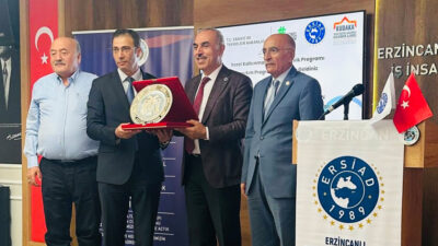 İstanbul’da ERSİAD ve EKEV ev sahipliğinde düzenlenen toplantıda konuşan AK