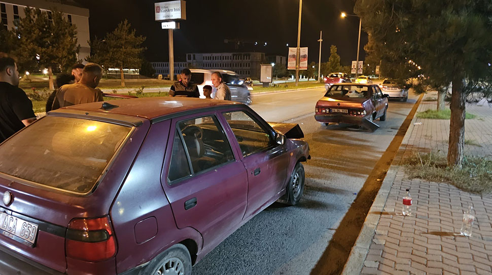 Erzincan’da iki otomobil çarpışması sonucu 4 kişi yaralandı. Kaza, Recep