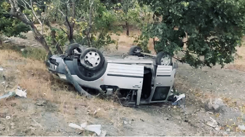 Erzincan’da hafif ticari araç ile otomobilin çarpışması sonucu meydana gelen