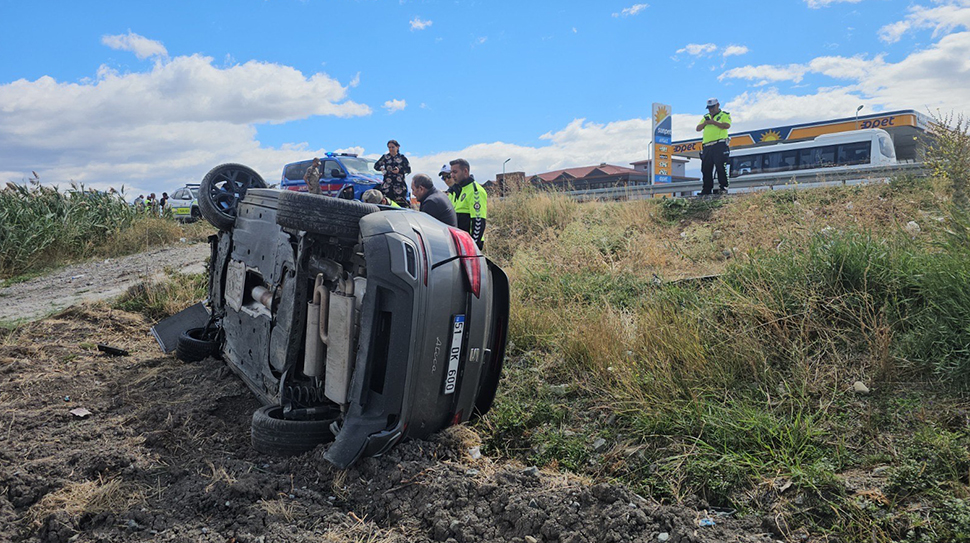 Erzincan’da sürücüsünün direksiyon hakimiyetini kaybetmesi sonucu takla atan otomobildeki 2