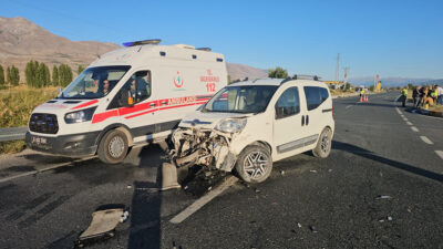 Erzincan’da hafif ticari araç ile otomobilin çarpışması sonucu meydana gelen