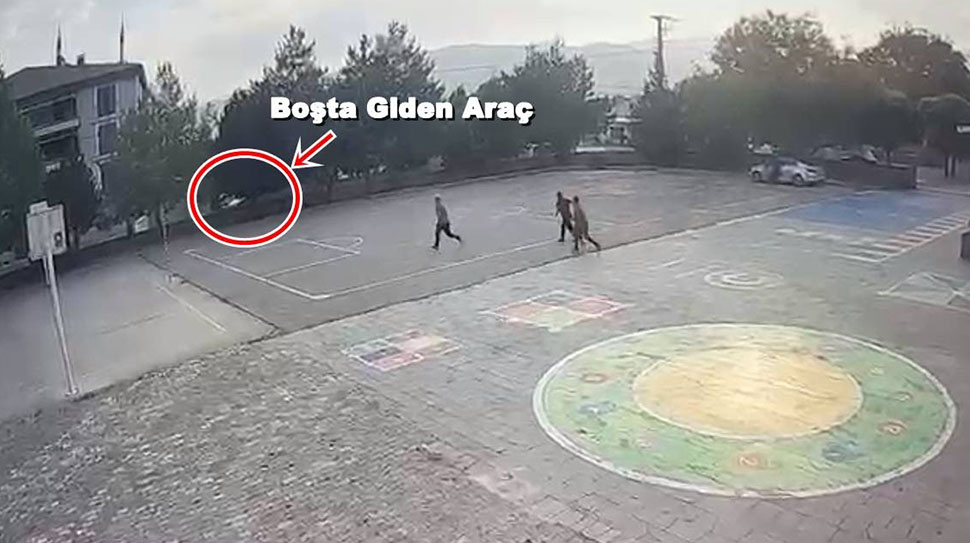 Erzincan’da Şehit Salih Ay İlkokulu önünde boşta kalan araç, öğrencilerin