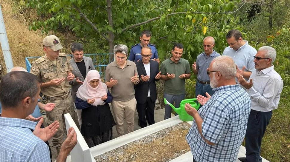 Kemaliye Kaymakamı Emirhan Arıkan, Beraberinde Belediye başkanı Erdem Atmaca, ilçe