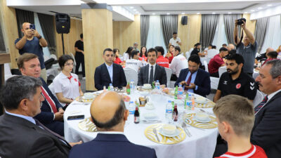 Vali Hamza Aydoğdu, başarılı sporcularla bir araya geldiği programda, gençlerin