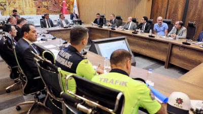 Erzincan Valiliği’nde düzenlenen toplantıda, hız sınırı işaretlemelerinde sadeleşmeye gidilmesi ve