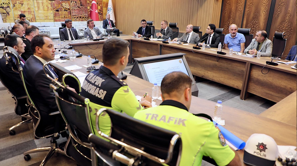 Erzincan Valiliği’nde düzenlenen toplantıda, hız sınırı işaretlemelerinde sadeleşmeye gidilmesi ve