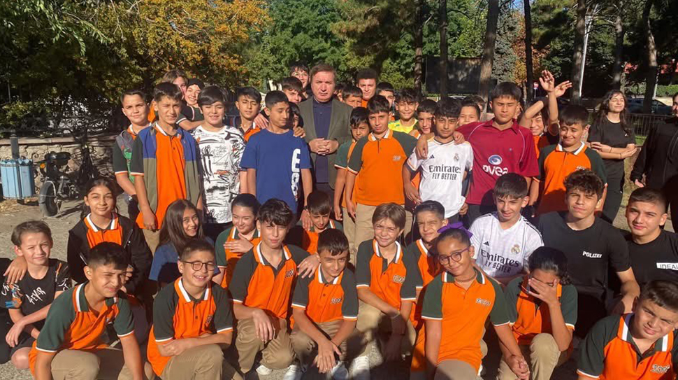 Erzincan Valisi Hamza Aydoğdu, sabah mesaisine Cumhuriyet Ortaokulu’nu ziyaret ederek