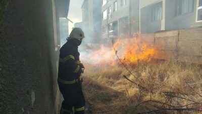Erzincan’da kuru otların bulunduğu bahçede çıkan yangın büyümeden söndürüldü. Yangın,
