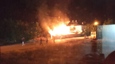 Erzincan’da bir evin bahçesinde bulunan odunluk kısmında yangın çıktı. Alev alev