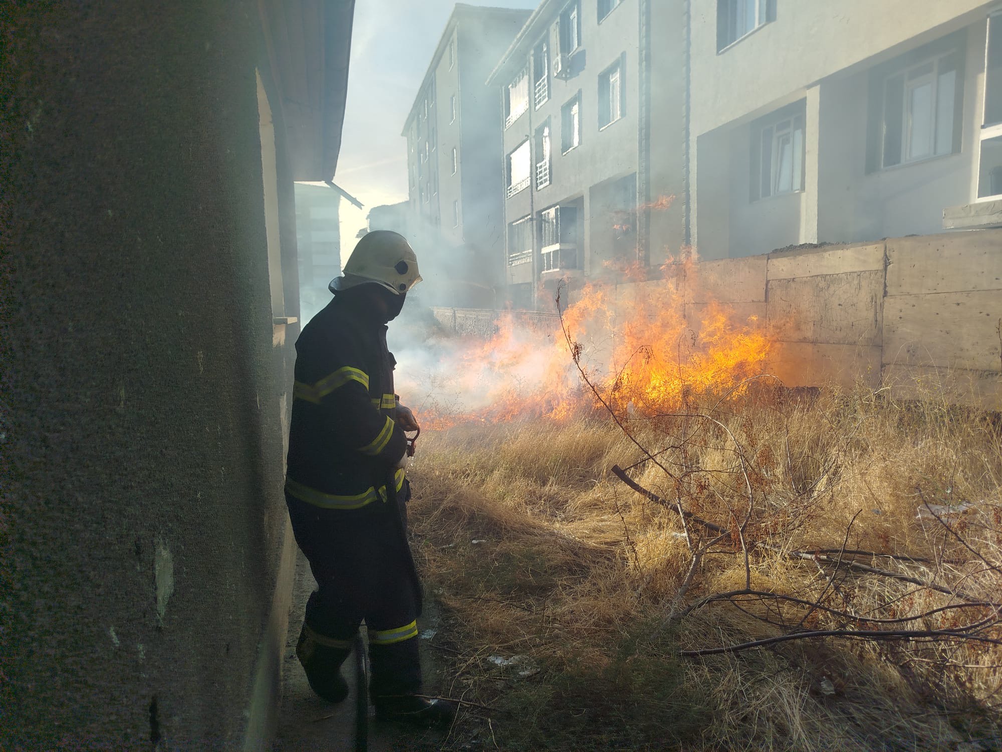 Erzincan’da kuru otların bulunduğu bahçede çıkan yangın büyümeden söndürüldü. Yangın,