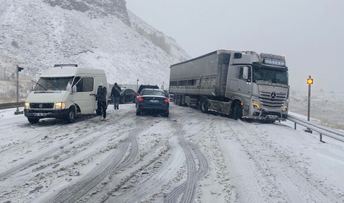 Erzincan-Sivas karayolunun Kızıldağ mevkiinde aniden etkili olan yoğun kar yağışı