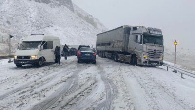 Erzincan-Sivas karayolunun Kızıldağ mevkiinde aniden etkili olan yoğun kar yağışı