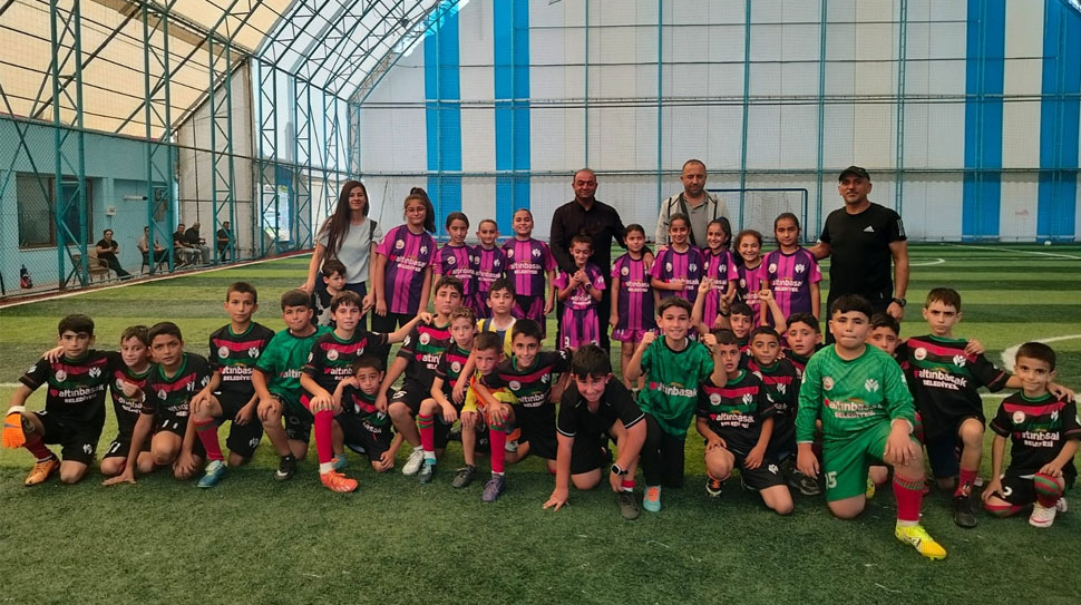 Altınbaşak Belediyesi’nin desteğiyle futbol kursu öğrencileri, Belediye Meclis Üyesi Ahmet