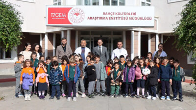 Erzincan’da öğrenciler, eğitim programı kapsamında Erzincan Bahçe Kültürleri Araştırma Enstitüsünü ziyaret etti.