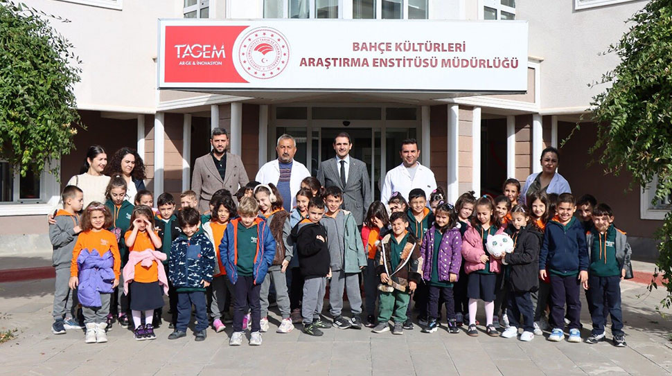 Bahçe Kültürleri Araştırma Enstitüsü Öğrencilerle Buluştu Erzincan’da öğrenciler, eğitim programı kapsamında Erzincan Bahçe Kültürleri Araştırma Enstitüsünü ziyaret etti.