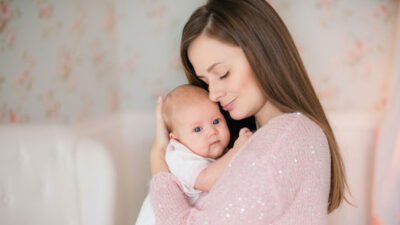 Bebeğiniz 8 haftalık oluncaya kadar kaslarını ve başını kontrol edemeyeceğinden