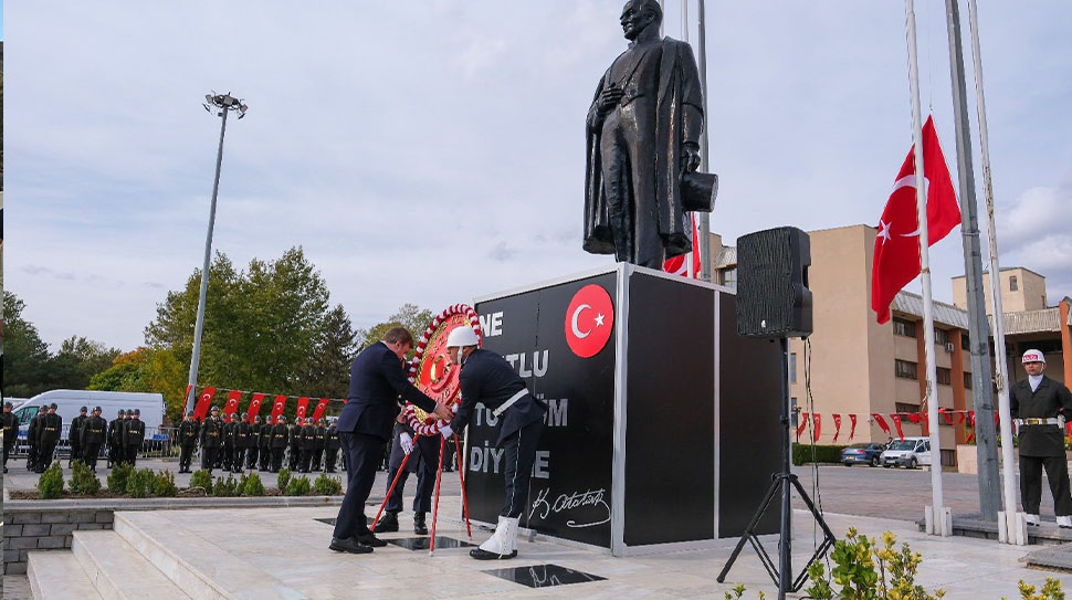 Cumhuriyet’in 102. Yılı Kapsamında Çelenk Sunuldu Cumhuriyet’in 102. kuruluş yıl dönümü dolayısıyla Erzincan’da düzenlenen kutlama programları