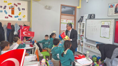 Demirkent TOKİ İlkokulu’nda 29 Ekim Cumhuriyet Bayramı, öğrencilere dağıtılan sürpriz