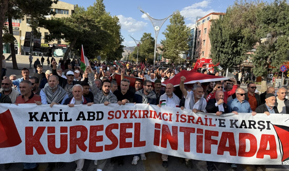 Erzincan’da yüzlerce vatandaş, İsrail’in Gazze’ye yönelik saldırılarını ve Sumud Filosuna