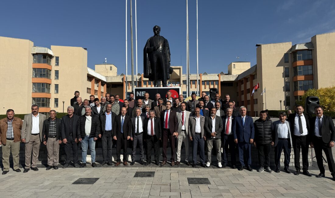 Erzincan Belediyesi önünde 19 Ekim Muhtarlar Günü dolayısıyla düzenlenen tören,