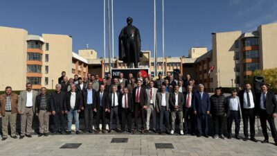 Erzincan Belediyesi önünde 19 Ekim Muhtarlar Günü dolayısıyla düzenlenen tören,