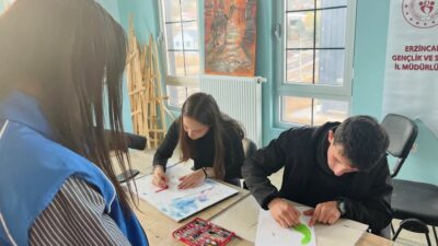 Refahiye Gençlik Merkezi’nde düzenlenen resim atölyesinde öğrenciler ve gönüllü gençler,